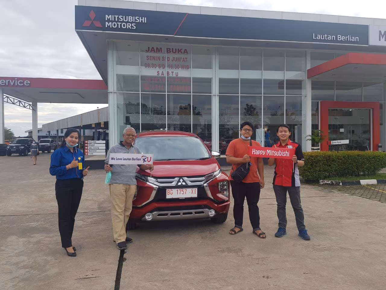 Penyerahan unit XPANDER ULTIMATE di Demang Lebar Daun